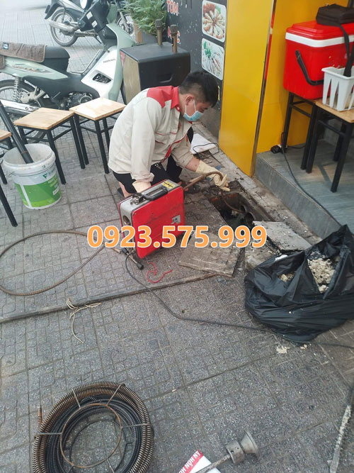 Thông tắc cống bằng lò xo