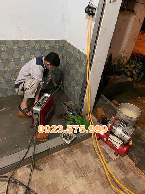 Thông tắc cống bằng lò xo